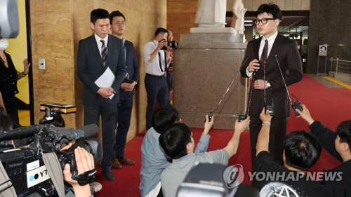 법사위에 출석하는 한동훈 법무부 장관이 16일 국회에서 기자들의 질문에 답하고 있다. [연합뉴스]